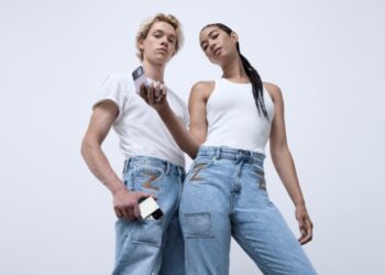Samsung เปิดตัวกางเกงยีนส์ Z Flip Pocket Denim ขายคู่กับ Galaxy Z Flip3 ราคาราว 37,190 บาท
