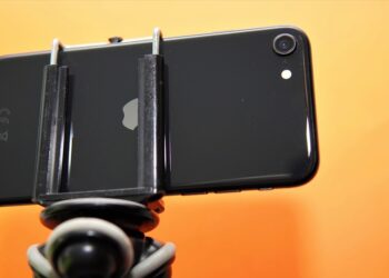 วิธีบันทึกวิดีโอบน iPhone พร้อมกับเปิดเพลงให้เป็นเสียงแบ็คกราวด์