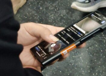 สมาร์ทโฟนรุ่นใหม่ของ Xiaomi ถูกจับภาพได้ในรถไฟใต้ดิน อาจเป็น Xiaomi 12 ที่มีข่าวว่าจะเปิดตัวในปลายปีนี้