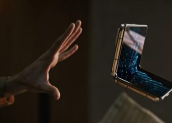 OPPO Find N ใช้จอแสดงผลพับได้ของ Samsung รีเฟรชสูงสุด 120Hz จอแสดงผลของ BOE โดยเป็นจอ OLED ขนาด 5.45 นิ้ว