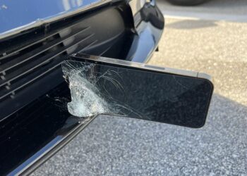 จะเป็นอย่างไรเมื่อรถ Tesla พุ่งชน iPhone 13 Pro Max ที่ความเร็วมากกว่า 110 กิโลเมตรต่อชั่วโมง