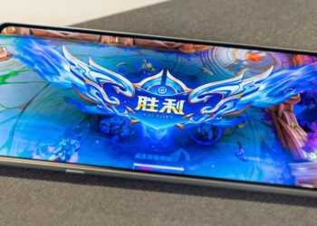 Motorola Edge X30 ถูกปล่อยภาพหลุดเครื่องจริงออกมาแล้ว ยืนยันความจุแบต 5000mAh ชาร์จเร็ว 68W