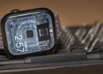 iFixit แจกวอลเปเปอร์ X-ray สำหรับ Apple Watch Series 7