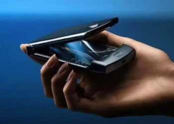 Motorola จดสิทธิบัตร Razr สมาร์ทโฟนจอพับได้ ทิศทางตรงกันข้ามกับ Razr ที่จำหน่ายในปัจจุบัน