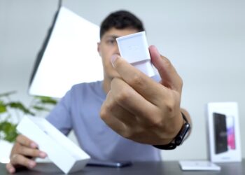 Samsung Galaxy A53 5G ในบราซิล ยังแถม Power Adapter มาให้ในกล่อง