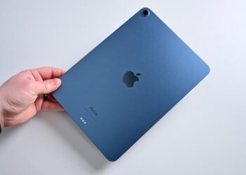 iPad Air 5 ถูกร้องเรียนว่ามีแผงด้านหลังที่บางเกินไป จนเกิดเสียงรบกวนเมื่อถือตัวเครื่อง