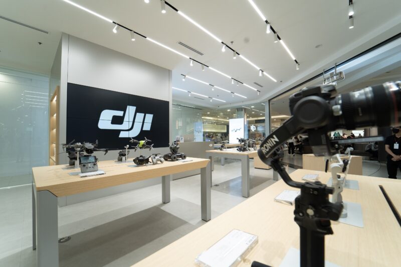 เปิดตัว DJI Experience Store สาขาฟิวเจอร์พาร์ค รังสิต บนพื้นที่กว่า 100 ตารางเมตร ซึ่งเป็นร้านจัดจำหน่ายผลิตภัณฑ์ DJI อย่างเป็นทางการแห่งที่ 2 ในประเทศไทย