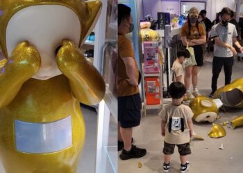 งานเข้าคุณแม๊!! ลูกทำหุ่น Laa-Laa ตัวละครใน Teletubbies สูง 1.8 เมตร เสียหายยับ มูลค่าราว 2.3 แสนบาท