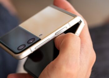 Samsung Galaxy Z Flip4 จะมาพร้อมจอด้านนอกที่ใหญ่ขึ้น ความจุแบตเตอรี่เพิ่มขึ้น