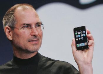 Apple มีแผนพัฒนา iPhone ที่ไม่มีช่องเสียบซิมการ์ด โดยรองรับ eSIM เท่านั้น ซึ่ง Steve Jobs เคยคิดเอาไว้แล้วก่อนจะมีการเปิดตัว iPhone รุ่นแรก