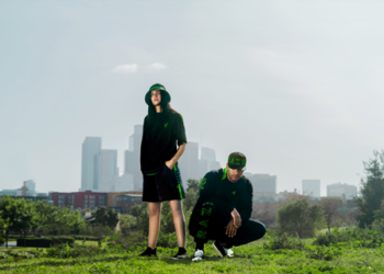 RAZER เปิดตัวเสื้อผ้าแฟชั่นสุดล้ำ 2 คอลเลกชันใหม่ GENESIS และ UNLEASHED ฉีกกรอบการจำหน่ายเฉพาะสินค้าลิมิเต็ดอิดิชั่น เปิดโอกาสให้แฟน ๆ ทั่วโลกเข้าถึงไอเท็มแฟชั่นจากเรเซอร์ได้ง่ายยิ่งขึ้น