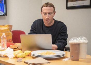 Mark Zuckerberg แชร์ภาพขณะใช้งาน MacBook แต่ลบโลโก้ Apple ออกไป