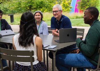 Tim Cook ให้การต้อนรับเด็กๆ ที่ชนะการแข่งขัน Swift Student Challenge จากงาน WWDC22 และเดินทางมาถึง Apple Park