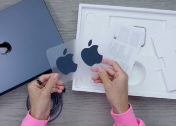 MacBook Air รุ่นชิป M2 แถมสติกเกอร์โลโก้ Apple สีเดียวกับตัวเครื่อง