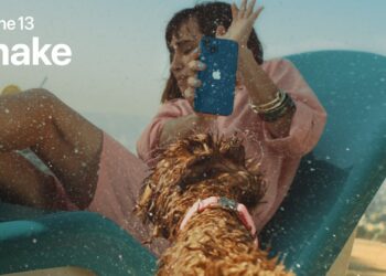 Apple ปล่อยโฆษณาชุดใหม่ของ iPhone 13 เน้นให้เห็นความทนทานต่อน้ำและแรงกระแทก