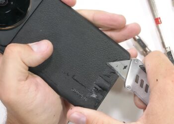 ชมคลิป Xiaomi 12S Ultra ผ่านการทดสอบความทนทานจากใบมีด ไฟแช็ก และดัดให้งอด้วยมือเปล่า