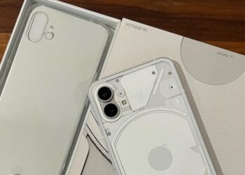 Nothing Phone (1) แถมเคส TPU แบบโปร่งแสงมาให้ในกล่อง แต่ไม่แถม Power Adapter