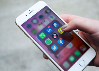 ผู้ใช้งาน iPhone และ Android เล่นแอปนานกว่า 4 ชั่วโมงต่อวัน โดยแอป TikTok มีผู้ใช้งานเป็นเวลานานที่สุด