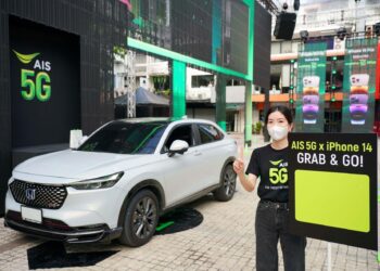 AIS 5G เปิดประสบการณ์ 3D Anamorphic ใจกลางสยาม น้องอุ่นใจ Metaverse นำทัพชาว AIS ร่วมภารกิจส่งมอบ iPhone 14 Grab & Go มีลูกค้าสนใจสั่งซื้อล่วงหน้าล้นหลาม