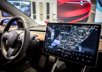 พบแอป Apple Music ในรถ Tesla Model S ที่จอดแสดงในงาน Petersen Automotive Museum