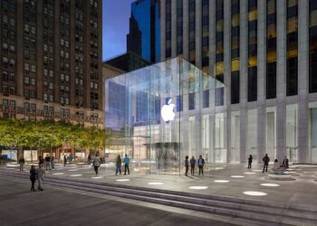 หนุ่มวัย 27 ปี ซื้อ iPhone 13 จำนวน 300 เครื่อง แต่ถูกปล้นทันทีที่ออกจากร้านค้าปลีกของ Apple