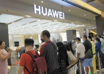 คิวทะลัก!! แฟนหัวเว่ยแห่ต่อคิวรอรับเครื่อง HUAWEI Mate 50 Series วันแรก