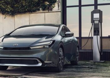 Toyota Prius Prime 2023 วิ่งในโหมด EV ได้ไกลขึ้น 50% มาพร้อมหลังคาพลังงานแสงอาทิตย์