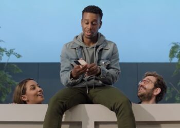 Samsung ปล่อยโฆษณาภาคต่อ หวังดึงสาวก iPhone มาใช้ Galaxy Z Flip 4