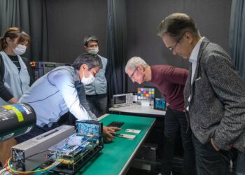 Tim Cook ซีอีโอ Apple เยี่ยมชมโรงงานเซ็นเซอร์กล้อง Sony อาจบอกใบ้ถึงการอัปเกรดกล้อง iPhone 15 ในปีหน้า