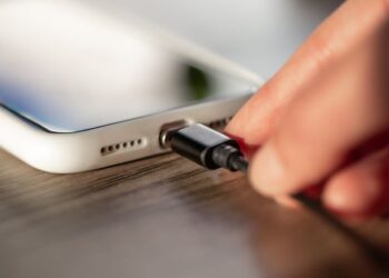 ธนาคารแห่งประเทศไทยและสมาคมธนาคารไทย ชี้แจงกรณีผู้เสียหายร้องเรียน จากเหตุการใช้งานสายชาร์จปลอมแล้วถูกดูดข้อมูลและโอนเงินออกจากบัญชี