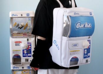 Takara Tomy เปิดตัวกระเป๋าเป้ ที่ดีไซน์มาจาก Gacha Machine สามารถจ่ายแคปซูลออกมาได้จริง ราคาราว 2,590 บาท