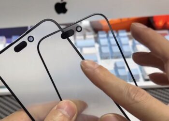 เทียบแผงกระจกด้านหน้าของ iPhone 15 Pro vs iPhone 14 Pro พบขอบจอรุ่นใหม่บางกว่า