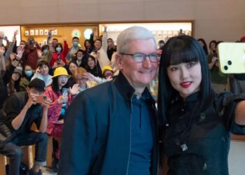 Tim Cook เยือนจีน ร่วมประชุมทางธุรกิจ และเยี่ยมชม Apple Store