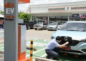 ผู้ใช้รถไฟฟ้า สามารถชาร์จรถ EV ได้ที่ 7-ELEVEN ล่าสุดมีให้บริการ 24 จุด ในกรุงเทพ และพัทยา