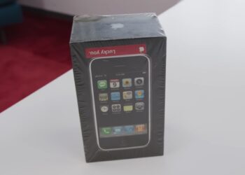 ชมคลิปแกะกล่อง iPhone รุ่นแรก ที่มีสติกเกอร์ Lucky You ติดอยู่บนกล่อง มูลค่าราว 1.4 ล้านบาท