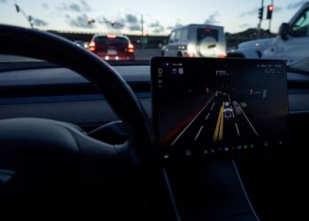 พนักงานของ Tesla นำรูปภาพและวิดีโอส่วนตัวของผู้ใช้รถ มาส่งต่อกันในกลุ่มลับ