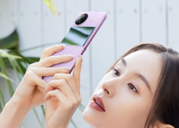 ชมภาพ vivo X Flip ในมือของ Wang Ziwen นักแสดงสาวชาวจีน