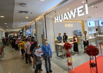 HUAWEI P60 Pro ขายวันแรก! ลูกค้าต่อคิวรอรับเครื่องเต็มแน่น 3 สาขา ตอกย้ำตำนานผู้นำเทคโนโลยีสมาร์ทโฟน