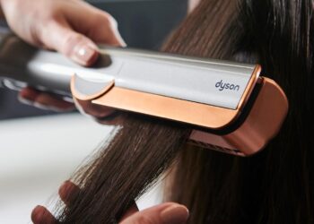 พารู้จัก Dyson Airstrait เครื่องหนีบผมไร้แผ่นให้ความร้อน นวัตกรรมใหม่เพื่อผมเรียบตรงแบบไม่ทำร้ายเส้นผม เป่ากระแสลมโดยไม่ใช้แผ่นความร้อน วางจำหน่ายในไทยเร็วๆ นี้