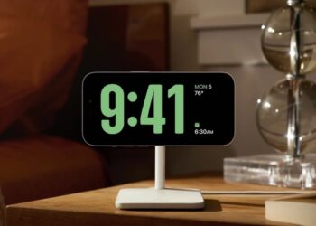 iOS 17 เพิ่มโหมด StandBy แสดงหน้าจอล็อคของ iPhone ในแนวนอน