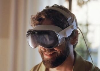 Apple Vision Pro มีสายคาดบนศีรษะ ช่วยรับน้ำหนักอุปกรณ์ แต่อาจต้องซื้อแยกต่างหาก