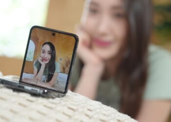 จอนอกใหญ่ทำอะไรได้บ้าง? สมาร์ทโฟนหน้าจอพับได้จากซัมซุง Galaxy Z Flip5 ที่มาพร้อมจอนอกที่ใหญ่ ใช้ได้จริงทุกสถานการณ์