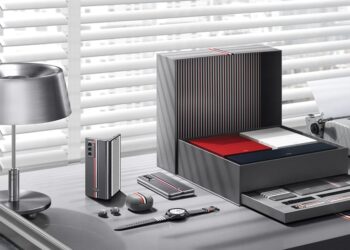 SAMSUNG ปล่อยทีเซอร์รุ่น Galaxy รุ่นพิเศษ Thom Browne ออกมายั่วน้ำลายเตรียมพับไปพร้อมกันเร็วๆ​ นี้