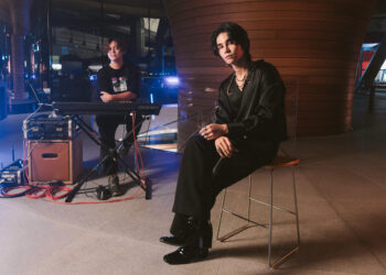 Jeff Satur กับการแสดงแบบอะคูสติกเพลง “ก่อนที่เธอจะลืมฝัน” ใน Apple Central World ถ่ายทำด้วย iPhone