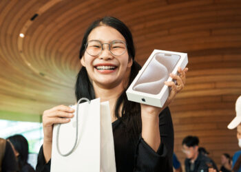 รวมภาพบรรยากาศวางจำหน่าย iPhone 15, Apple Watch Series 9, Apple Watch Ultra 2 ทั่วโลก โดยมี Apple Central World เป็นไฮไลท์