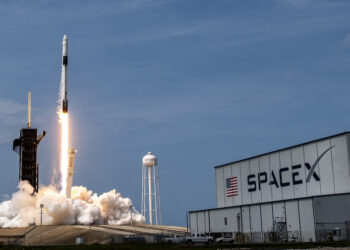 ฟีเจอร์ Emergency SOS via satellite บน iPhone จะใช้ดาวเทียม SpaceX ของ Elon Musk