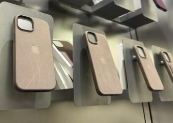 พนักงานใน Apple Store ถูกกำชับให้ตอบคำถามเกี่ยวกับเคสผ้า FineWoven ที่ถูกร้องเรียนจำนวนมาก