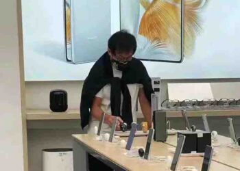 เฉินหลง เดินเข้าไปซื้อ HUAWEI Mate 60 ด้วยตนเองที่ร้านค้าปลีกของ HUAWEI