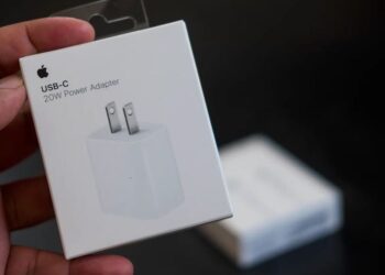 Apple อบรบพนักงานให้นำเสนออะแดปเตอร์แปลงไฟ USB-C สำหรับผู้ที่เข้ามาซื้อ iPhone 15 ใน Apple Store