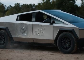 Tesla แชร์วิดีโอทดสอบตัวถัง Cybertruck สามารถกันกระสุนได้ (ชมคลิป!!)